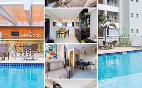 Apto a 10 min da Vila Germânica, dois quartos, salas de estar e jantar, cozinha completa, sacada com churrasqueira, Wi-Fi, Piscina, academia, mercadinho 24 horas e Vaga de garagem